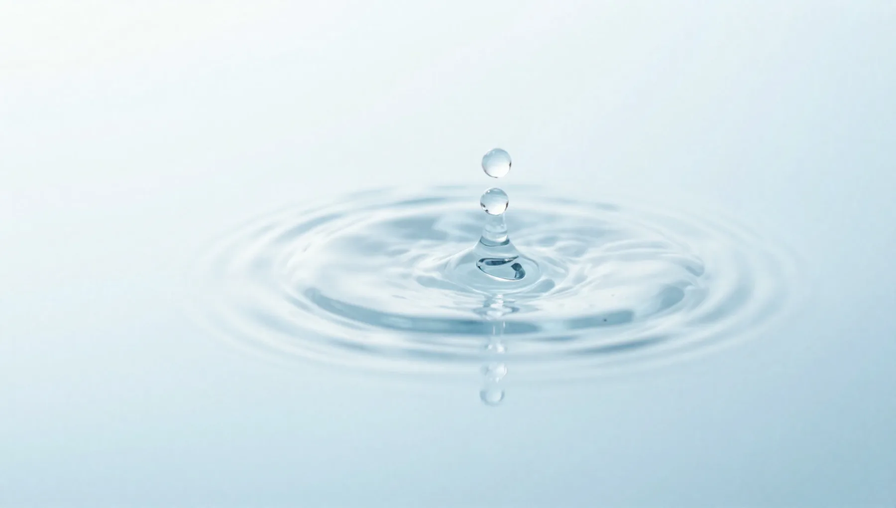 Ilustración: gota que cae sobre agua quieta y forma ondas.